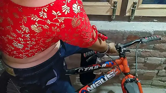 साइकिल चलाने की जिद कर रही थी